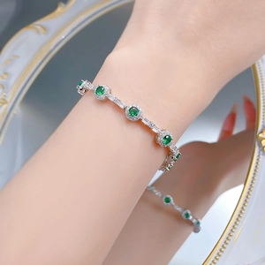Gros plan du bracelet en argent S925 avec émeraudes vertes rondes et pavé de diamants