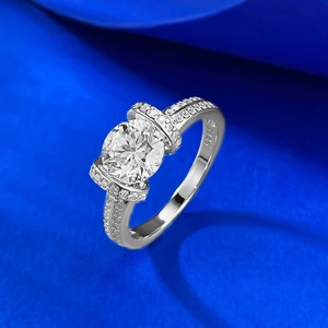 Exquisite S925 sterling silver ring with brilliant round cut diamond center stone