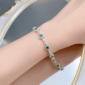 Gros plan d'un bracelet en argent S925 avec pierres vertes et diamants blancs étincelants