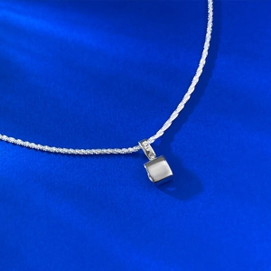 Detailaufnahme der S925 Sterlingsilber Kette mit quadratischem Anhänger und S925 Stempel