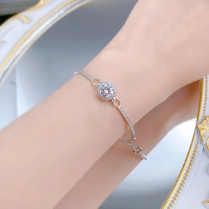 Detailansicht des S925 Silberarmbands mit rundem Moissanit in Halo-Fassung am Handgelenk