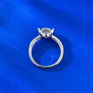 Detailed top view of S925 silver ring featuring a 7mm round diamond in a four-prong setting