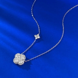 Elegant S925 silver four-leaf clover pendant necklace with sparkling moissanite stones