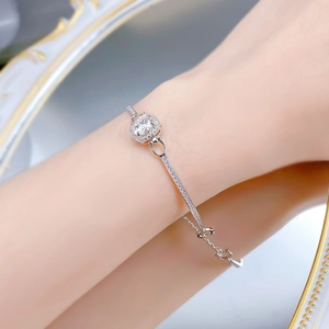 Details des verstellbaren S925 Silberarmbands mit quadratischem Moissanit und Herz