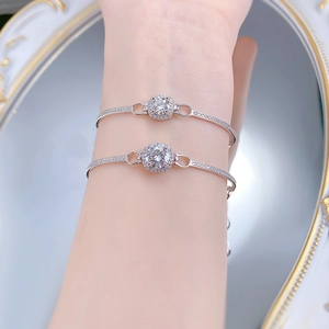 Nahaufnahme von S925 Silber Moissanit Armbändern mit Halo-Fassung an einem Model