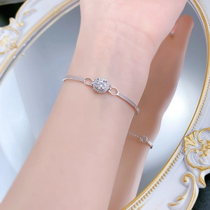 Nahaufnahme eines eleganten S925-Silberarmbands mit einem ein-Karat Moissanit-Quadratstein