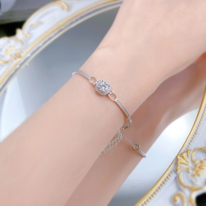 Nahaufnahme von S925 Silber Armband mit rundem Moissanit und Pave-Heiligenschein