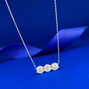 Dettaglio della collana in argento S925 con tre pietre taglio brillante su seta