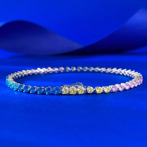 Bracelet rivière arc-en-ciel en argent S925 avec pierres colorées sur soie bleue