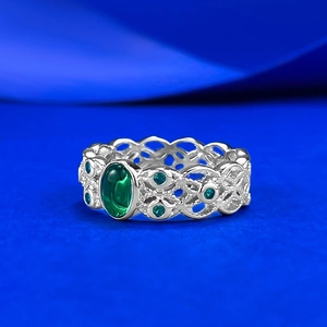 Anello vintage in argento S925 con grande spinello verde ovale e dettagli in pizzo