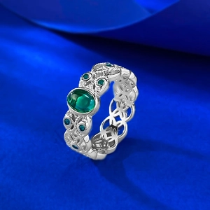 Anello vintage in argento S925 con spinello verde ovale e motivi in pizzo traforati