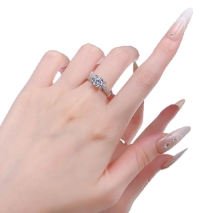 Exquisite S925 sterling silver ring with 7mm round diamond on hand, classic bridal style
