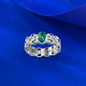 Dettaglio dell'anello in argento S925 con spinello verde e incisione a pizzo raffinata