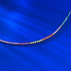Gros plan détaillé du bracelet en argent S925 avec des pierres précieuses arc-en-ciel