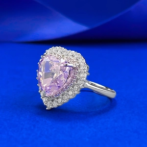 Anello in argento S925 con grande gemma rosa a forma di cuore e doppia corona di cristalli
