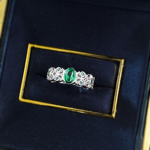 Anello vintage in argento S925 con spinello verde e pizzo in portagioie di velluto