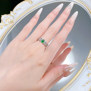Dettaglio anello in argento S925 con spinello verde ovale e trama in pizzo metallico