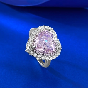 Macro di anello con gemma rosa 10x10 a forma di cuore e montatura a doppio halo