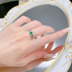 Anello in argento S925 con spinello verde ovale e motivo a pizzo indossato al dito