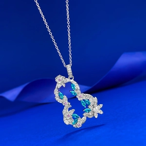 Pendente a forma di zucca in argento S925 con decorazioni floreali e pietre preziose