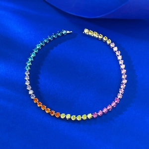 Détail macro du bracelet en argent S925 avec pierres arc-en-ciel sur soie bleu foncé