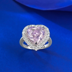 Macro di un anello in argento S925 con una grande pietra di zirconia rosa a forma di cuore