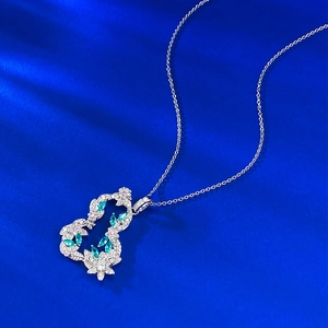 Collana con ciondolo a zucca in argento S925 con pietre blu e tralci di fiori