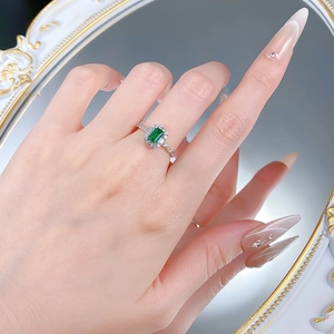 Classic S925 silver emerald-cut green gemstone halo ring with vintage beaded edge