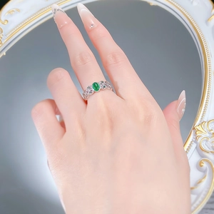 Dettaglio di un anello vintage in argento S925 con spinello verde ovale e traforo artistico
