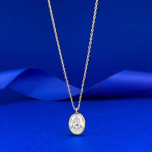 Collier en argent S925 avec pendentif diamant ovale sur fond de soie bleue