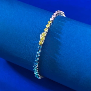 Détail macro du bracelet tennis en argent S925 avec pierres précieuses colorées en dégradé