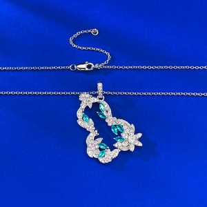 Collana con pendente hulu in argento S925 con motivi floreali e pietre preziose verdi