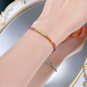 Gros plan d'un bracelet tennis arc-en-ciel en argent S925 avec pierres colorées