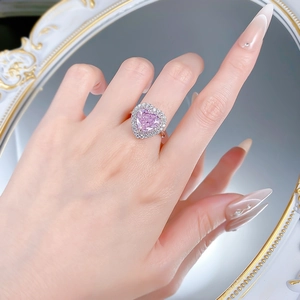 Anello in argento S925 con gemma rosa a cuore e doppia cornice di diamanti scintillanti