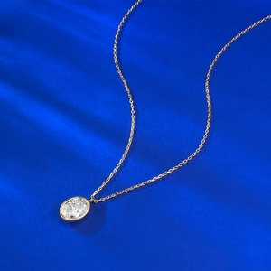Collier minimaliste en argent S925 avec pendentif solitaire ovale sur satin bleu