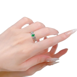 Elegante anello in argento S925 con spinello verde e design in pizzo stile vintage