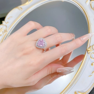Dettaglio dell'anello in argento S925 con pietra rosa a cuore da 10mm e incastonatura halo
