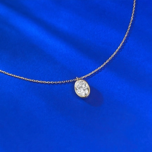 Détail du collier en argent S925 doré avec cristal ovale serti clos élégant