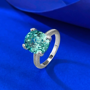 Gros plan d'une bague en argent S925 avec une pierre ovale vert tourmaline facettée