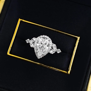 Bague poire de 3 carats en argent S925 avec diamants halo dans un écrin de bijoux noir