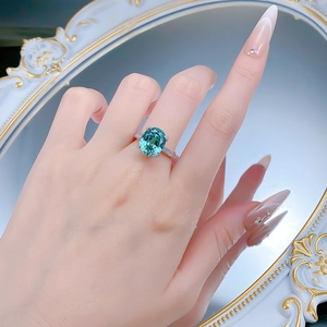 Bague élégante en argent S925 avec une grande tourmaline verte ovale et pavage de diamants