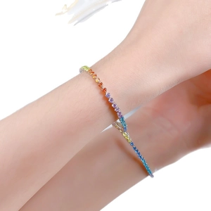 Bracelet tennis arc-en-ciel avec pierres colorées dégradées sur une chaîne en argent