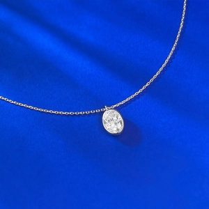 Vue macro d'un collier en argent S925 avec une pierre ovale sertie en clos élégant