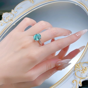 Détail d'une bague en argent S925 avec tourmaline verte 10x12mm sur un doigt