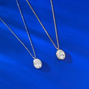 Vue détaillée des colliers en diamant ovale avec serti clos en or et en argent