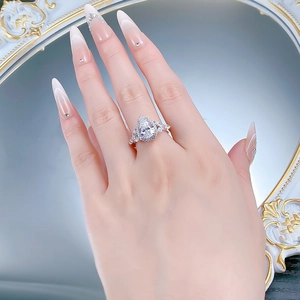 Vue macro d'une bague goutte de 3 carats avec un sertissage halo en micro-pavé
