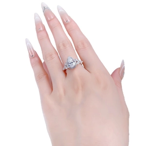 Élégante bague halo en argent 925 avec un zircon de 3 carats en forme de poire d'eau