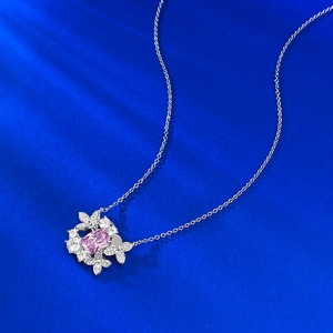 Elegante collana in argento S925 con gemma rosa rettangolare e accenti floreali di diamanti