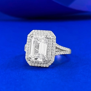 Bague luxe en argent S925 avec diamant taille émeraude et halo pavé sur anneau fendu