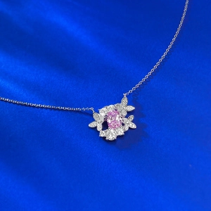 Elegante collana a farfalla in argento S925 con pietra rosa su sfondo di seta blu scuro